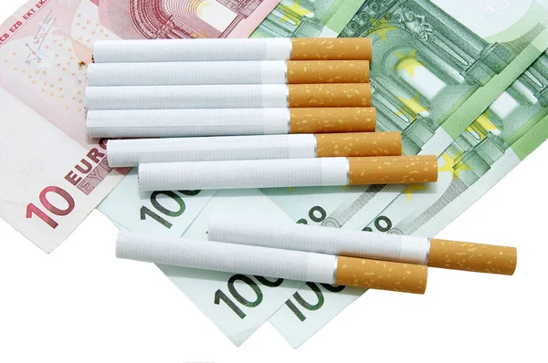 Cigarros e dinheiro — Fotografia de Stock