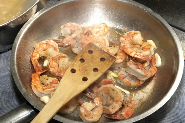 Cooking shrimp in the pan — Stock Photo, Image