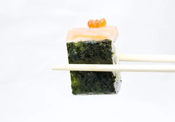 Sushi auf Essstäbchen — Stockfoto