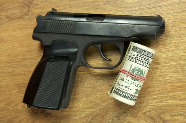 Δολάρια και ένα πυροβόλο όπλο — Φωτογραφία Αρχείου