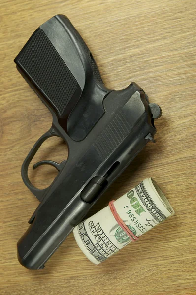 Δολάρια και ένα πυροβόλο όπλο — Φωτογραφία Αρχείου