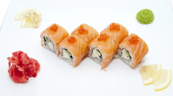 Japon suşi balık ve deniz ürünleri beyaz zemin üzerine — Stok fotoğraf