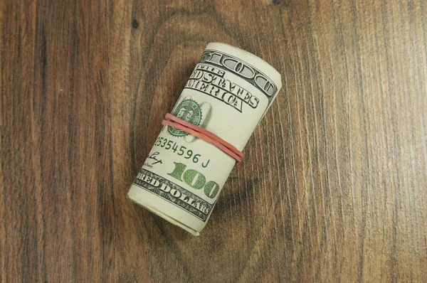 Доллары на деревянном столе — стоковое фото