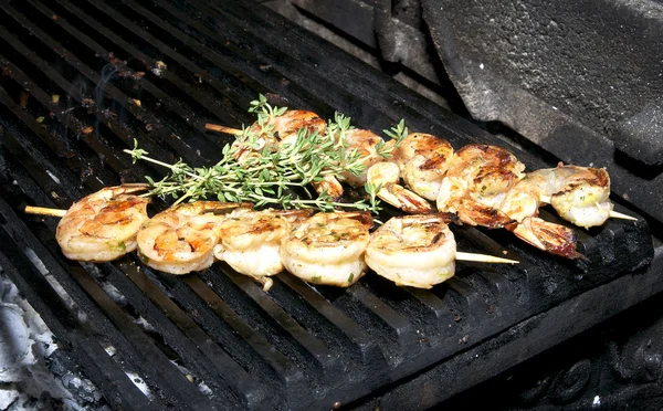 Vaření krevety na grilu — Stock fotografie