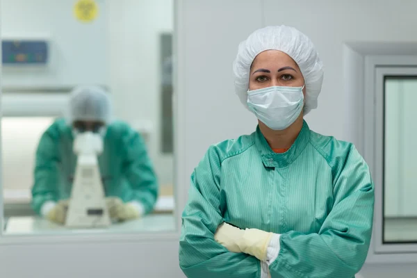 Personal de laboratorio trabajando en la industria de la medicina —  Fotos de Stock