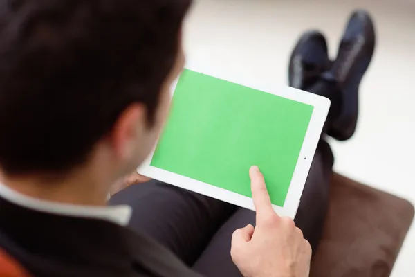 Biznesmen przy użyciu komputera z zielonego ekranu dla www i e-mail — Zdjęcie stockowe