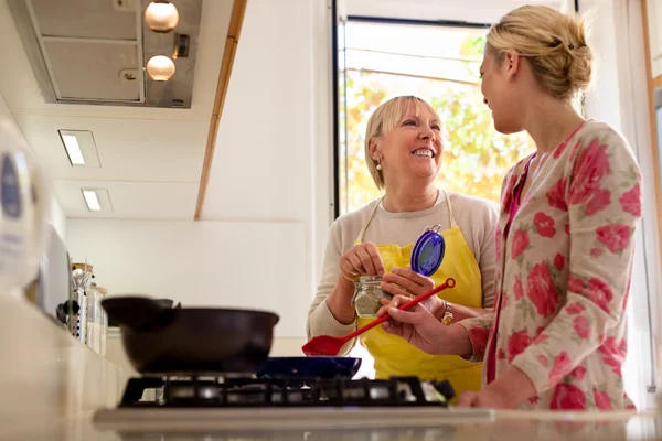 Mutter und Tochter kochen in der heimischen Küche — Stockfoto
