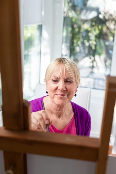Feliz mulher idosa pintura para se divertir em casa — Fotografia de Stock