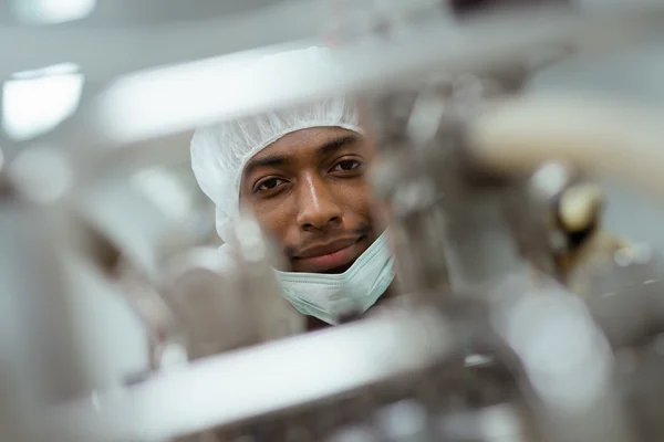 Mężczyzna naukowiec sprawdzanie urządzeń w branży biotechnologicznej — Zdjęcie stockowe