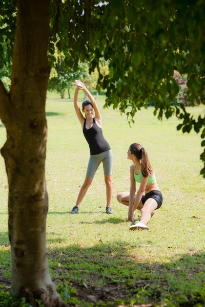 スポーツ、きれいな女性お友達とジョギングの後リラックス — ストック写真