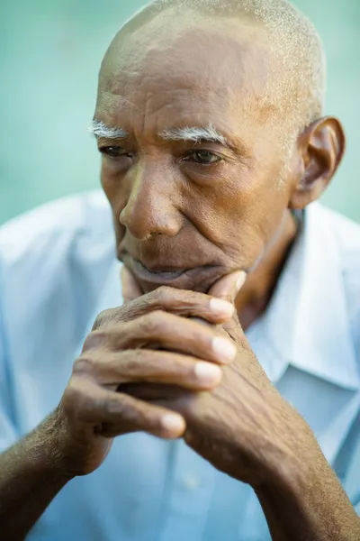 Porträtt av sorgliga skallig äldre man — Stockfoto