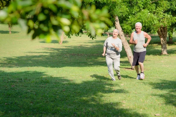 Aktiv senior jogging i stadsparken — Stockfoto