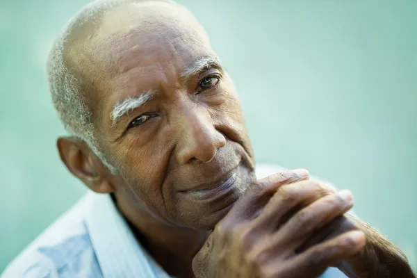 Nahaufnahme eines glücklichen alten schwarzen Mannes, der in die Kamera lächelt — Stockfoto
