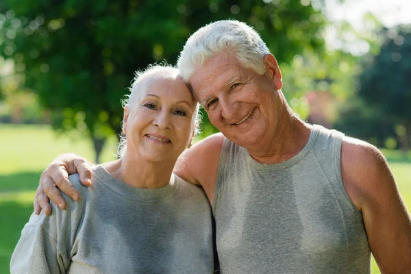 Retrato de pareja de ancianos después de la aptitud en el parque —  Fotos de Stock