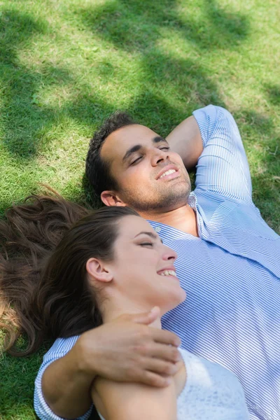 Freund und Freundin verliebt, Umarmung beim Date — Stockfoto