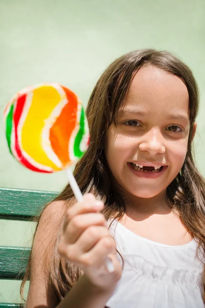 Portret van vrij vrouwelijke kind met lolly glimlachen — Stockfoto