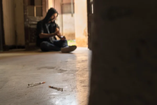 Toxicomanie, jeune homme s'injectant de la drogue avec une seringue — Photo