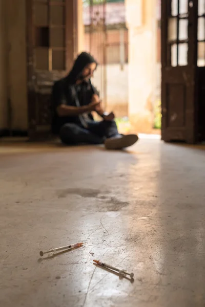 Uzależnień, młody mężczyzna narkotyków w drodze iniekcji z strzykawka — Zdjęcie stockowe