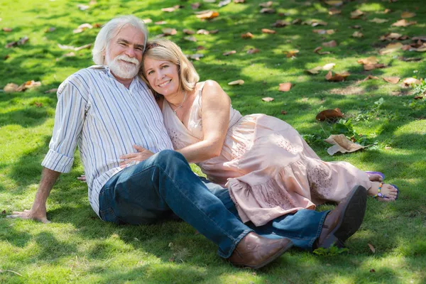 Starszy zakochany mężczyzna i kobieta przytulanie — Zdjęcie stockowe
