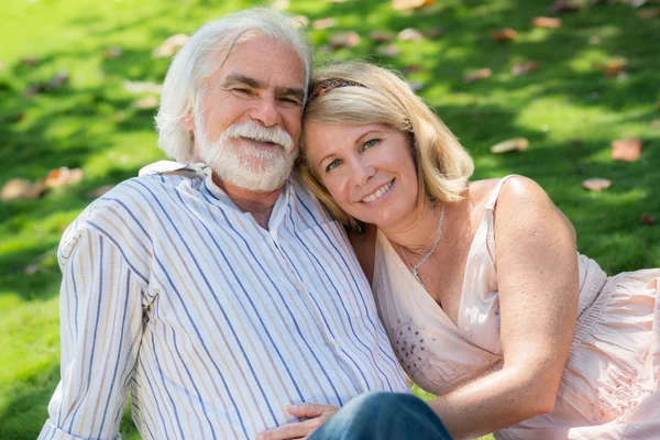 Senior verliebt in Mann und Frau, die sich umarmen — Stockfoto