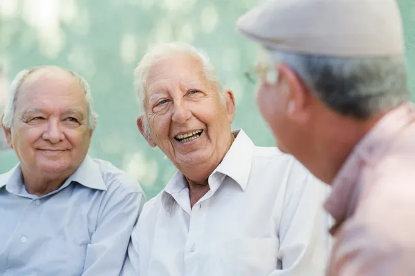 Группа счастливых стариков, смеющихся и разговаривающих — стоковое фото