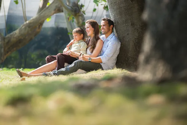 Famiglia felice nei giardini della città rilassante durante le vacanze — Foto Stock