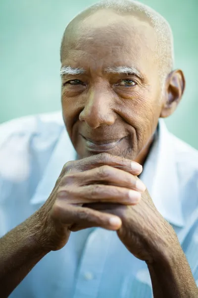 Mutlu eski siyah adam kameraya gülümseyen closeup — Stok fotoğraf