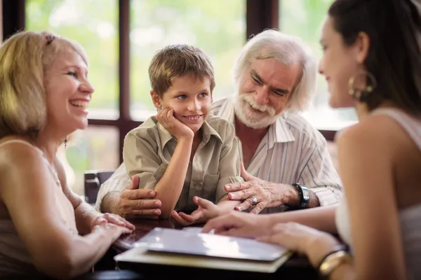 Glada föräldrar och farföräldrar med pojke i bar — Stockfoto