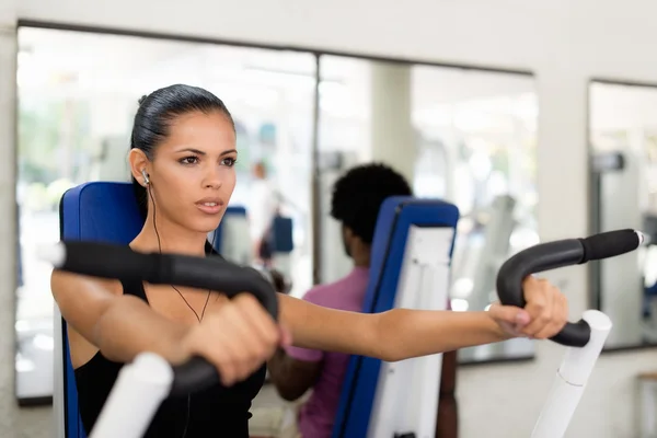 Treinamento esportivo e exercício no clube de fitness — Fotografia de Stock