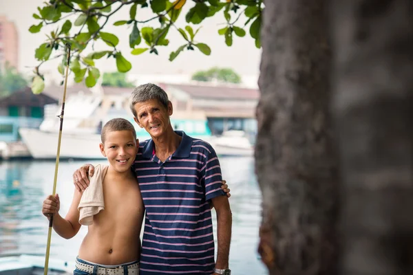 Gelukkig familie portret van jongen en opa knuffelen — Stockfoto