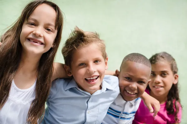 Glückliche Kinder, die sich umarmen, lächeln und Spaß haben — Stockfoto