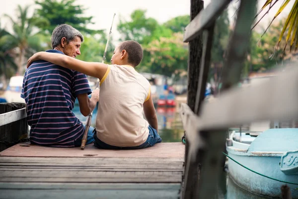 Gammal man och pojke fiske tillsammans på floden för kul — Stockfoto