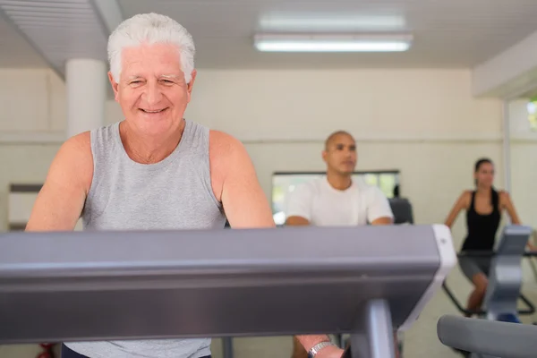 Äldre man utövar i wellness club — Stockfoto