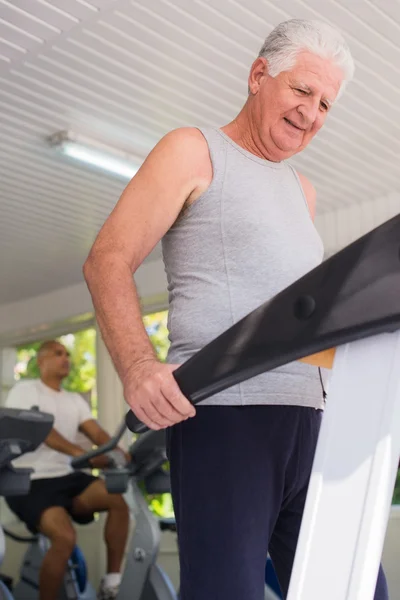 Homme âgé faisant de l'exercice dans un club de bien-être — Photo