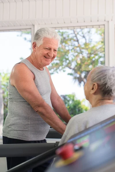 Actieve senior vrienden praten en trainen in de fitnessclub — Stockfoto