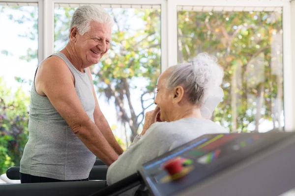 Des amis seniors actifs parlent et s'entraînent dans un club de fitness — Photo