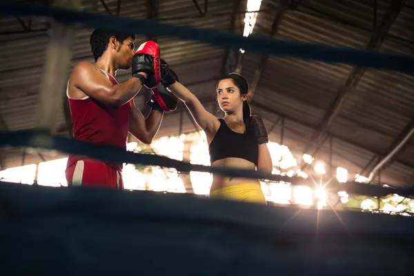 Mujer joven en el curso de boxeo y defensa personal — Foto de Stock