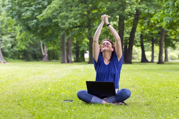 Mooie brunette model op computer — Stockfoto