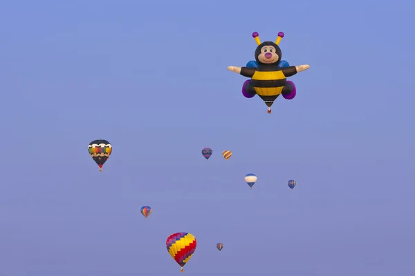 Heißluftballons an einem Sommertag — Stockfoto
