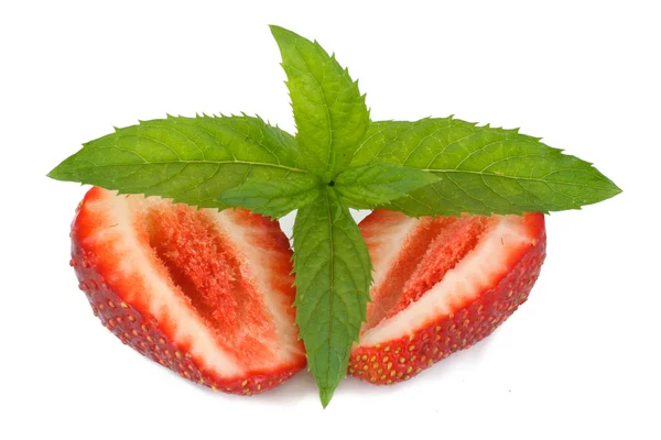 新鲜草莓和薄荷孤立在白色背景上 — 图库照片