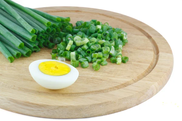 Cebollas verdes y la mitad de los huevos — Foto de Stock