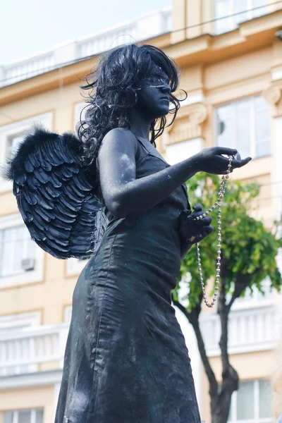 Una estatua viva de un ángel negro — Foto de Stock