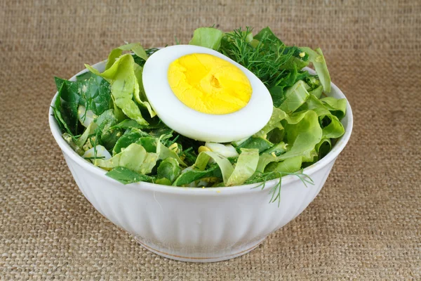Salade in witte kom — Stockfoto