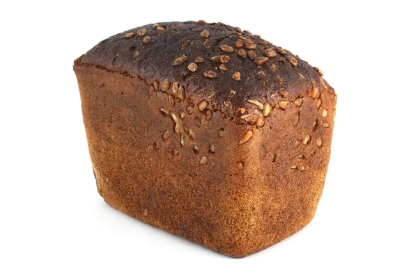Chleb razowy z nasion na białym tle — Zdjęcie stockowe