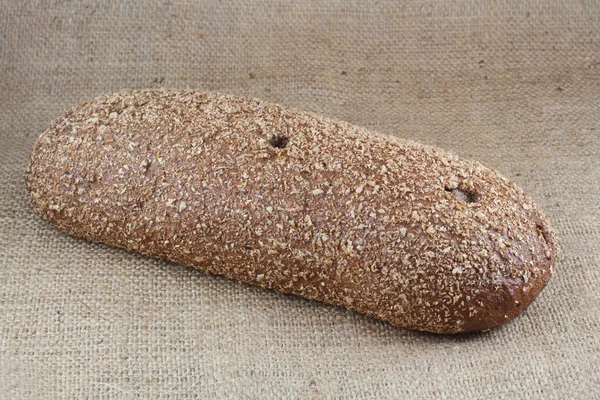 Het brood op het tafellaken van jute — Stockfoto