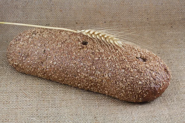 パンと小麦の粗い布 — ストック写真