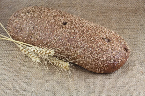 Pan integral con tres espigas de trigo —  Fotos de Stock