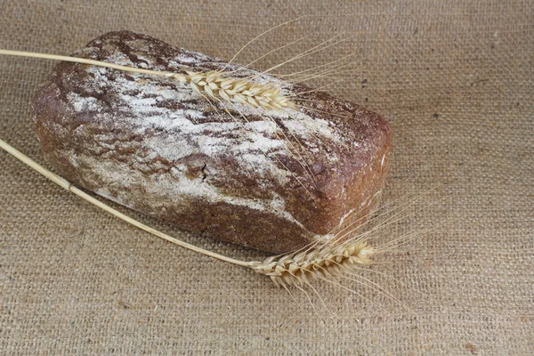 Pan harinoso con espigas de trigo —  Fotos de Stock