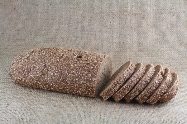 Pełnoziarnisty chleb pokroić na pół — Zdjęcie stockowe