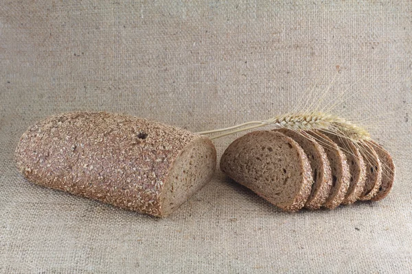 Ржаной хлеб с пшеничным шипом на мешке — стоковое фото